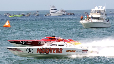 Hooters and the Twisted Metal boat, give race fans what they paid for lap after exciting lap (Chuck Green / Cg Photography photo)